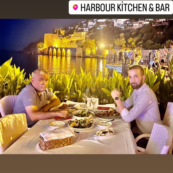 Das Foto wurde bei Harbour Kitchen &amp; Bar von İstemil Şimşek am 9/9/2022 aufgenommen