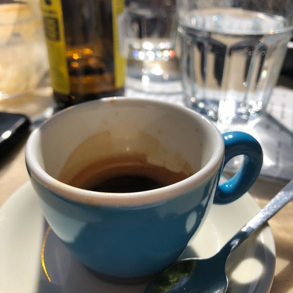 Foto tomada en Café u dvorištu  por Ivana K. el 3/17/2019