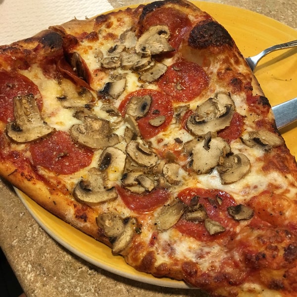 Снимок сделан в Serrano&#39;s Pizza пользователем Lana C. 12/24/2015
