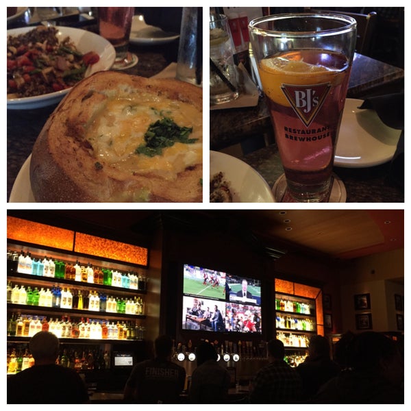Photo taken at BJ&#39;s Restaurant &amp; Brewhouse by CCB on 11/8/2015