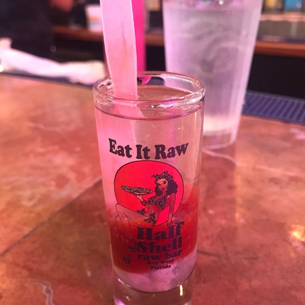 Foto tirada no(a) Half Shell Raw Bar por Richard O. em 6/7/2019