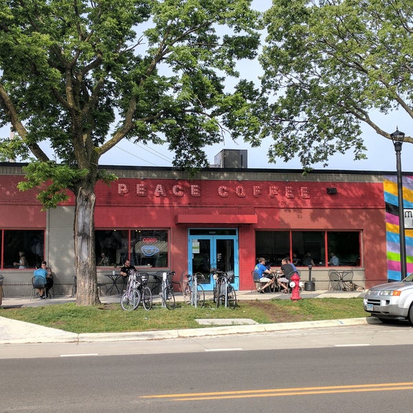 Foto tirada no(a) Peace Coffee Shop por Joanna F. em 6/13/2017