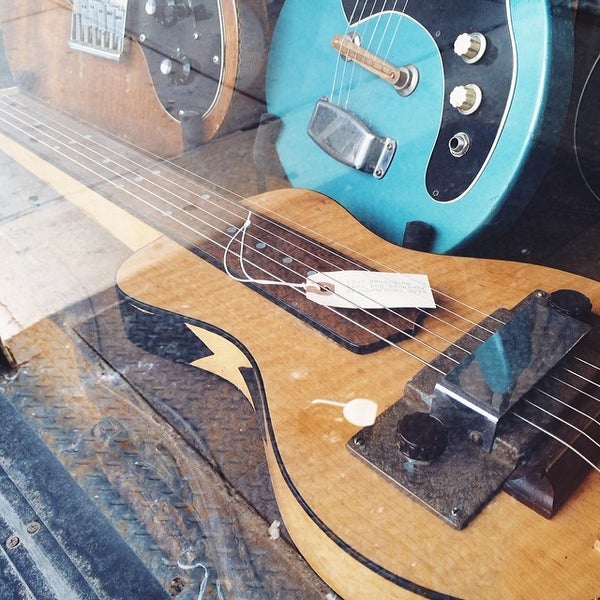 2/16/2014 tarihinde Anna S.ziyaretçi tarafından Southside Guitars'de çekilen fotoğraf