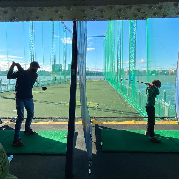 Foto tirada no(a) The Golf Club at Chelsea Piers por Heather R. em 1/2/2021