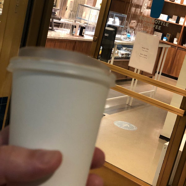 Photo taken at Blue Bottle Coffee by Kenito on 12/30/2020