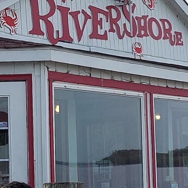Photo taken at Tim&#39;s Rivershore Restaurant and Crabhouse by Julie M. on 4/11/2021
