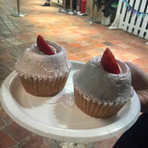 Photo taken at Magnolia Bakery by Park H. on 2/22/2016