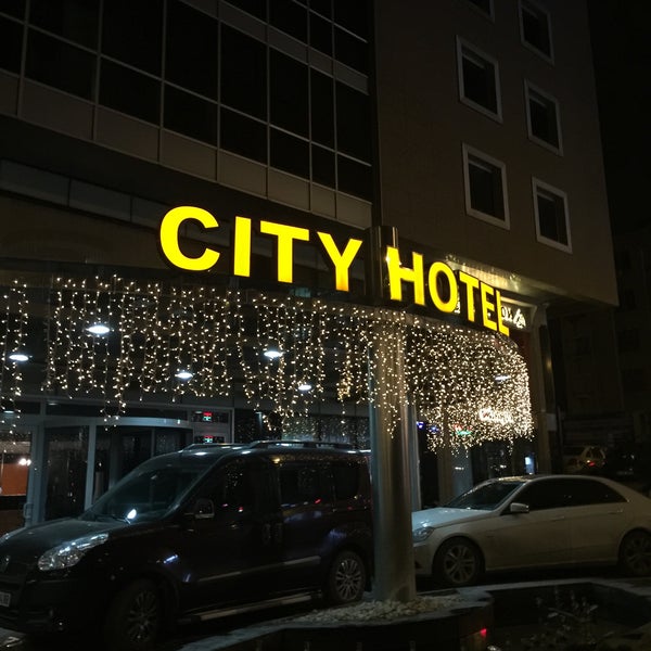 รูปภาพถ่ายที่ City Hotel โดย İzzet S. เมื่อ 2/6/2016