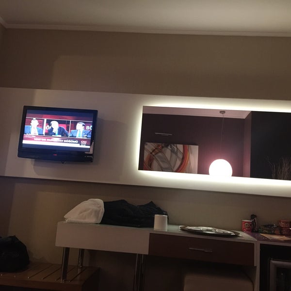รูปภาพถ่ายที่ City Hotel โดย İzzet S. เมื่อ 5/17/2016