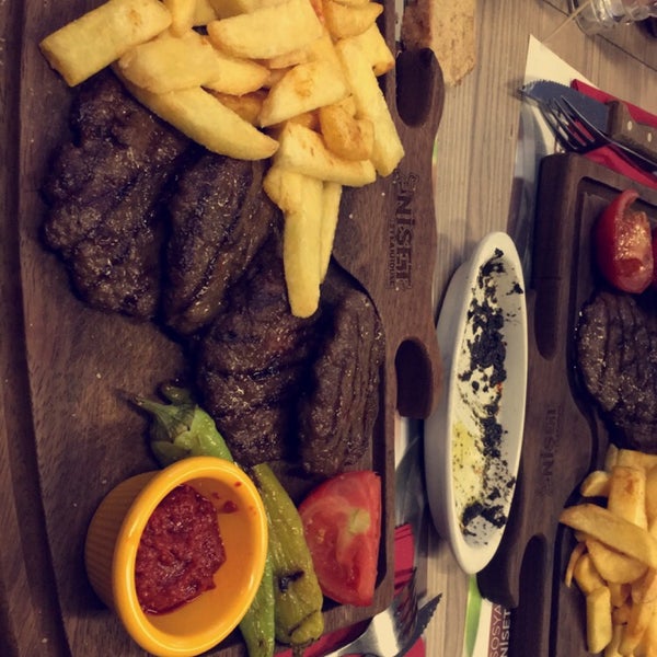 Das Foto wurde bei NİŞET KASAP Steakhouse von Zehra G. am 7/17/2016 aufgenommen