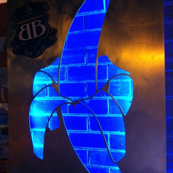 2/15/2013에 Jamie H.님이 The Blue Banana Sports &amp; Rock Bar에서 찍은 사진