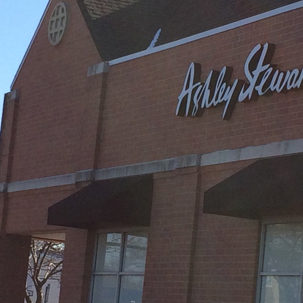 Ashley Stewart Women S Store In Chicago