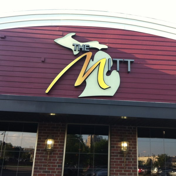 รูปภาพถ่ายที่ The Mitt Restaurant, Bar &amp; Pizzeria โดย Christie K. เมื่อ 6/14/2013