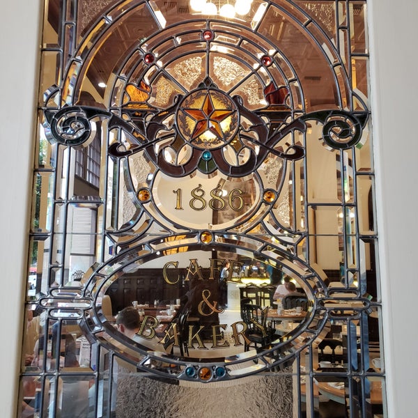 Foto diambil di 1886 Café &amp; Bakery oleh Miss Vicki pada 6/4/2019