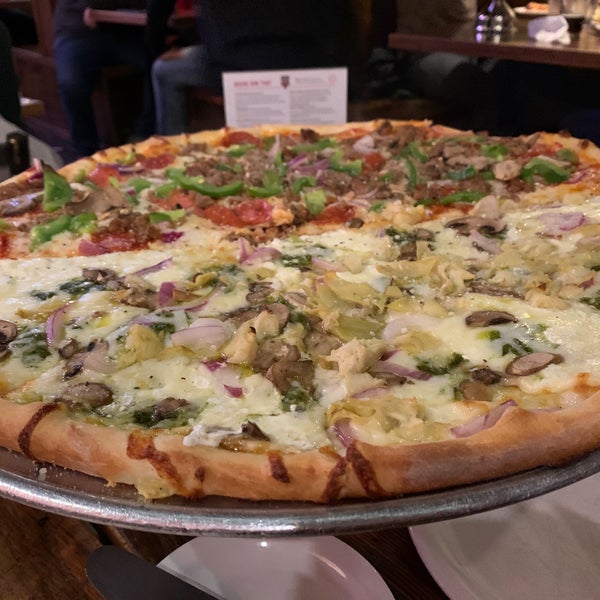 Foto scattata a Five Points Pizza da Angel il 11/2/2019