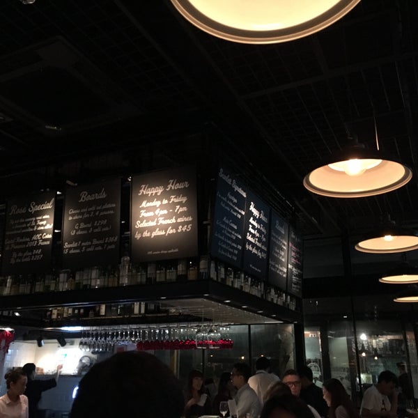 Photo taken at Scarlett Café &amp; Wine Bar by Teresa on 11/5/2015
