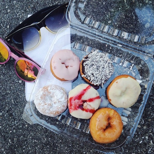 2/16/2014にSonyaがPeace Love &amp; Little Donutsで撮った写真