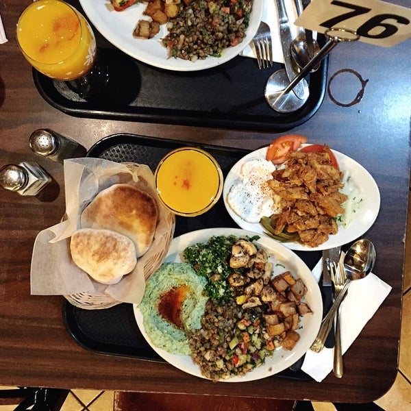 Foto diambil di Aladdin Mediterranean Cuisine oleh Sonya pada 11/27/2014