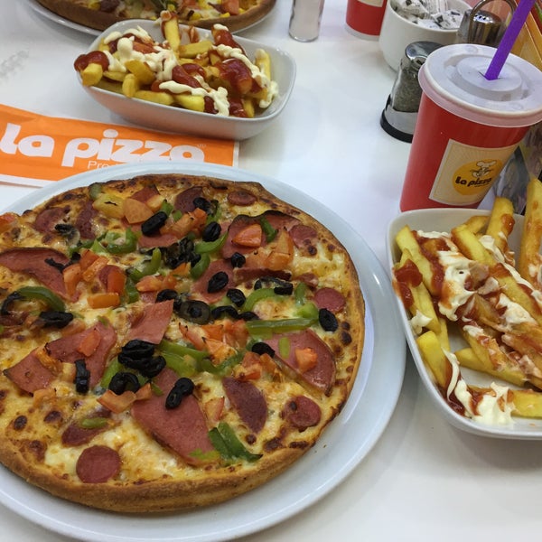 รูปภาพถ่ายที่ La pizza โดย Yusuf Ç. เมื่อ 1/9/2019