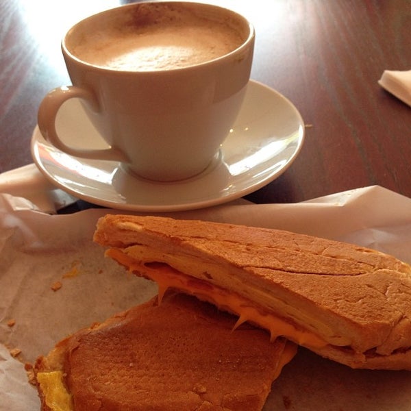 10/13/2013 tarihinde Tika B.ziyaretçi tarafından Buchi Cafe Cubano'de çekilen fotoğraf