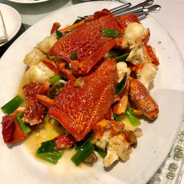 รูปภาพถ่ายที่ Golden Century Seafood Restaurant โดย Jadee L. เมื่อ 1/1/2018