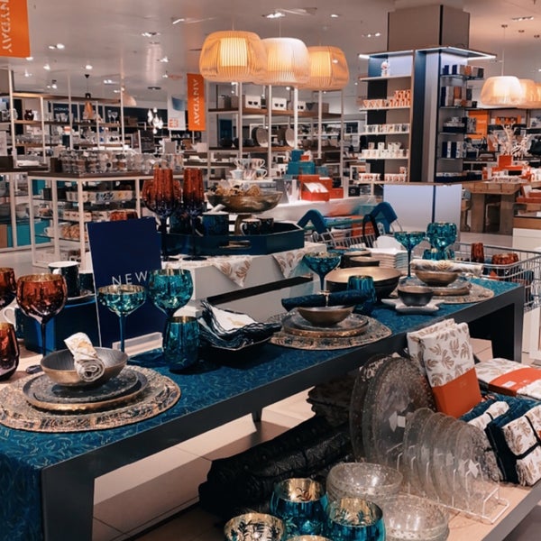 Photo taken at John Lewis &amp; Partners by Londoner ا. on 10/13/2021