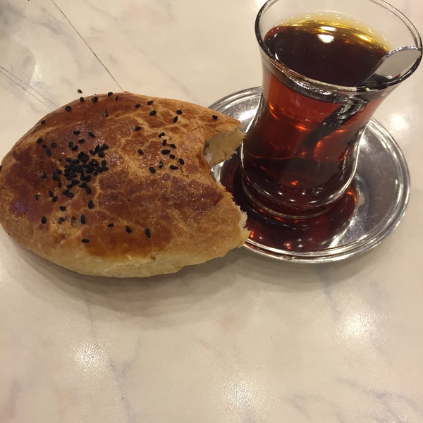 Foto diambil di Şahinoğlu Pastanesi oleh AvK pada 3/27/2016