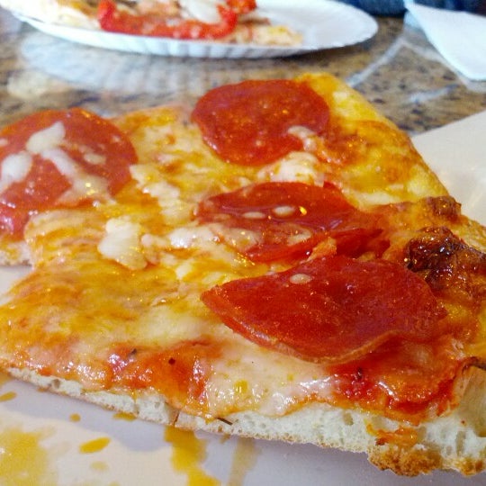 รูปภาพถ่ายที่ Massimo&#39;s Pizza โดย Brooks R. เมื่อ 1/13/2013