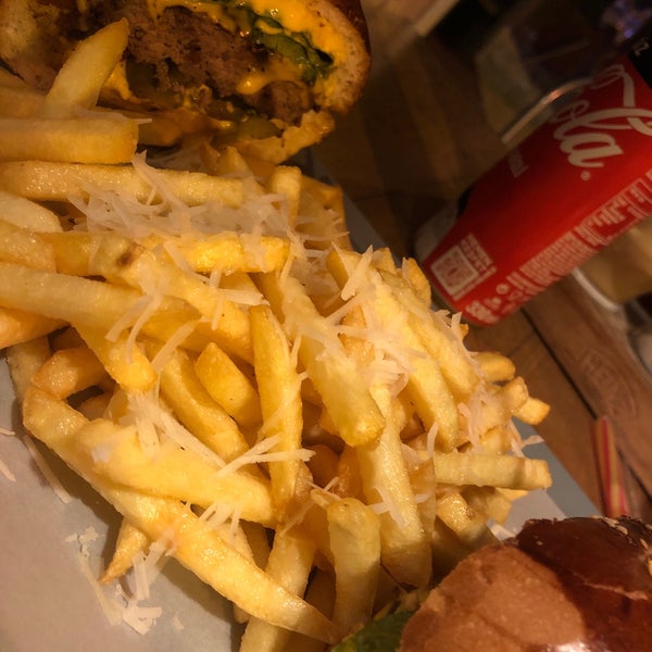 Foto diambil di Burgerhood oleh Shroq A. pada 8/4/2019