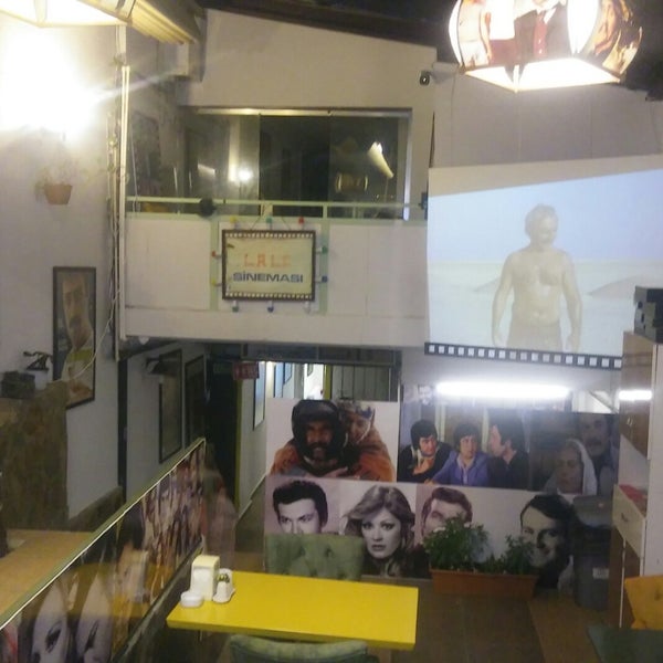 Photo taken at Yeni Yeşilçam Cafe by Melek K. on 8/10/2018
