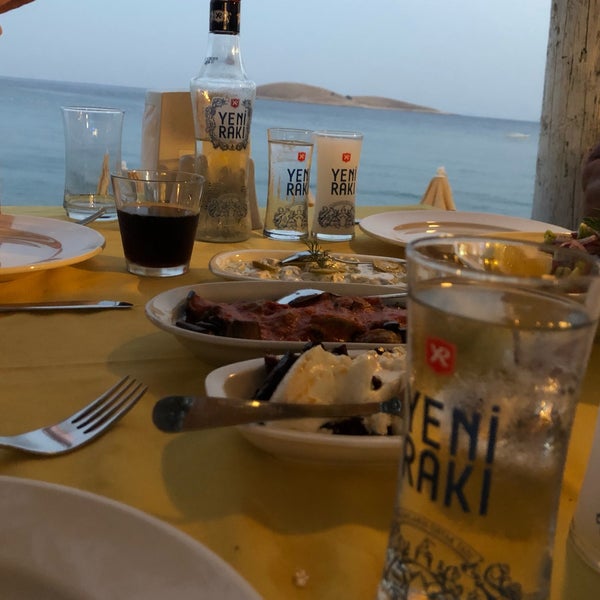 Foto diambil di Sarıhoş Restaurant oleh Hasan K. pada 6/27/2019