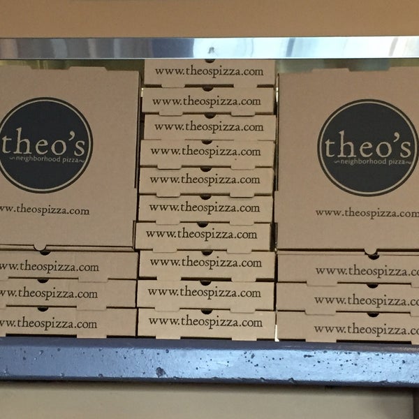 Foto tirada no(a) Theo&#39;s Neighborhood Pizza por Whitney R. em 8/21/2016