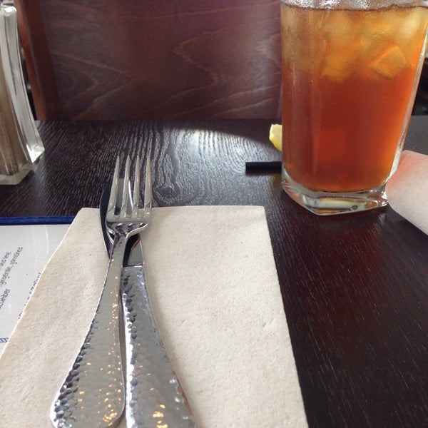 Foto diambil di Brisbi&#39;s Lakefront Restaurant &amp; Bar oleh Whitney R. pada 6/5/2014