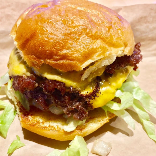Foto tomada en MOOYAH Burgers, Fries &amp; Shakes  por Whitney R. el 12/30/2018