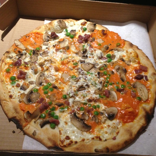 Das Foto wurde bei Goodfella&#39;s Pizza &amp; Restaurant von Anon am 8/4/2013 aufgenommen