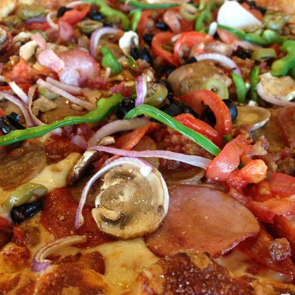 รูปภาพถ่ายที่ St. Angelo&#39;s Pizza โดย Kevin เมื่อ 3/28/2013