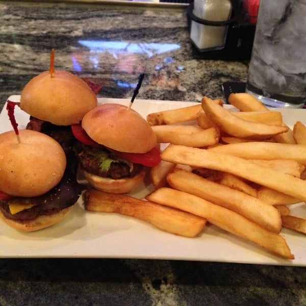 รูปภาพถ่ายที่ Burger Bar โดย Kevin เมื่อ 4/11/2013