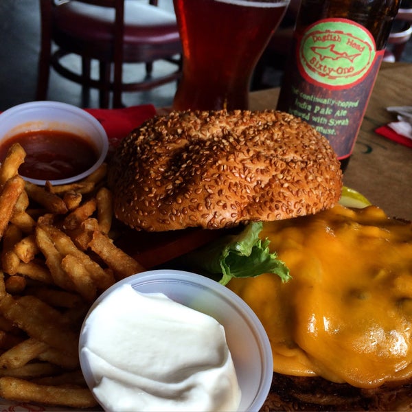 9/9/2015 tarihinde Kathia Z.ziyaretçi tarafından Burger &amp; Beer Joint'de çekilen fotoğraf