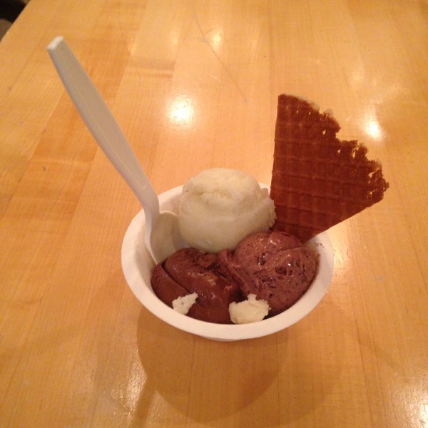 Снимок сделан в Jeni&#39;s Splendid Ice Creams пользователем Sarah 12/20/2014