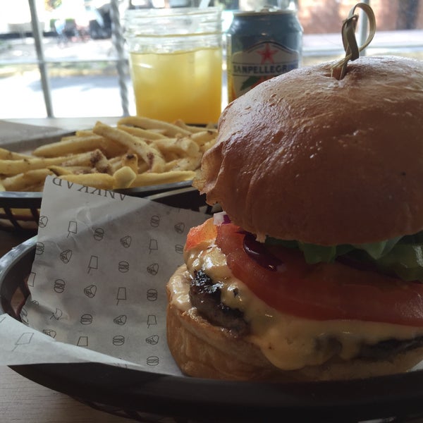 Photo taken at Ankara Döner &amp; Burger by Tuenchapu on 2/20/2016