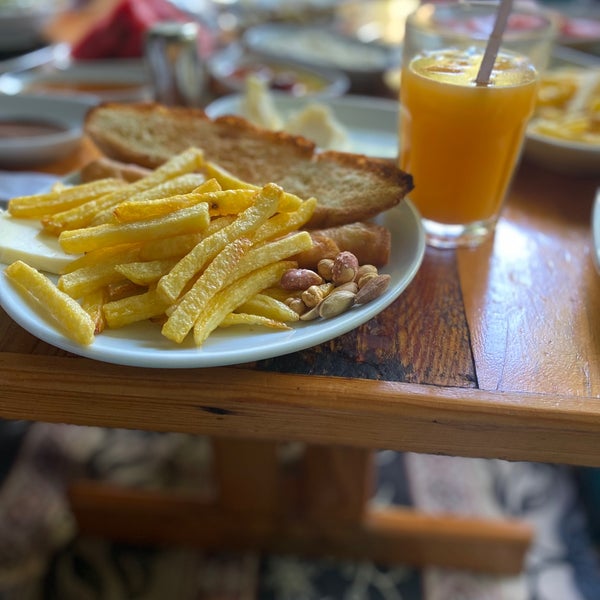 Das Foto wurde bei Yuvarlakçay Yeşil Vadi Restaurant von Saniye Ö. am 8/10/2022 aufgenommen