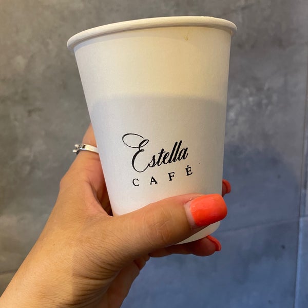Foto tomada en Estella Café  por Britney 👸🏼 el 6/22/2022
