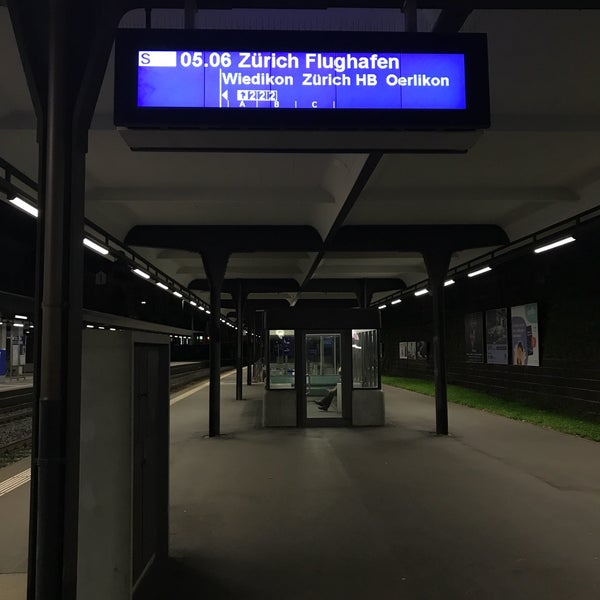 Foto diambil di Bahnhof Zürich Enge oleh Tom F. pada 9/11/2017