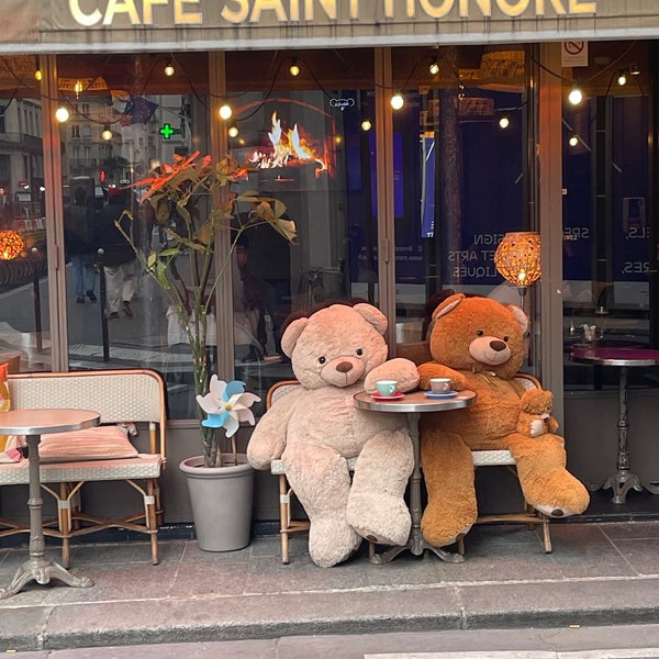 Foto diambil di Café Saint-Honoré oleh Tom F. pada 3/12/2022