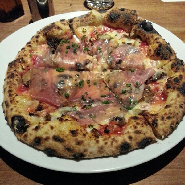 Снимок сделан в Novo Pizzeria &amp; Wine Bar пользователем John 10/13/2012