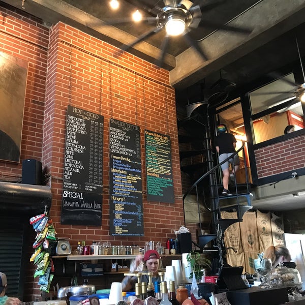 5/13/2017 tarihinde Cody H.ziyaretçi tarafından City Market Coffee Roasters'de çekilen fotoğraf