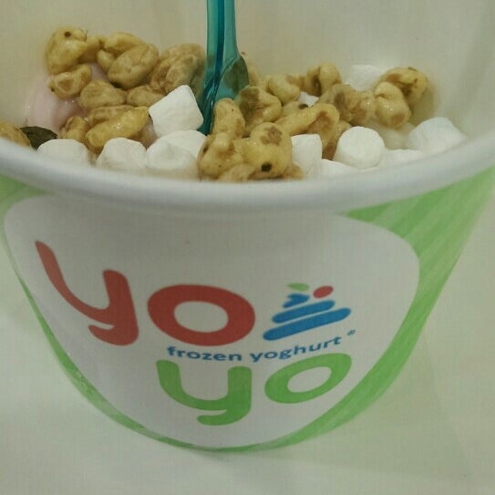 Foto tirada no(a) YoYo Frozen Yoghurt por Оксана Л. em 10/5/2015