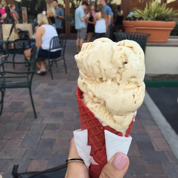 8/16/2015 tarihinde Josie D.ziyaretçi tarafından Sprinkles Ice Cream'de çekilen fotoğraf
