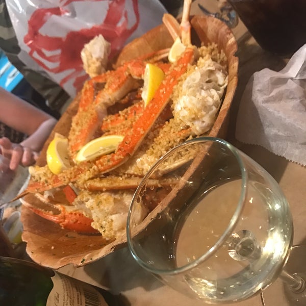 Foto scattata a Blue Claw Seafood &amp; Crab Eatery da Danielle N. il 5/26/2017