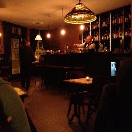 10/18/2012 tarihinde Timothy S.ziyaretçi tarafından Old Fashioned Cocktail &amp; Absinthe Bar'de çekilen fotoğraf